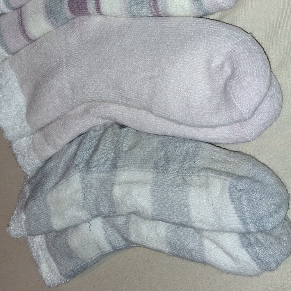 NWOT Lot Of 5 Soft Fuzzy Slipper Socks - Picture 2 of 5